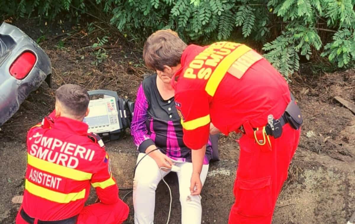 foto: femeia rănită în accidentul de miercuri de la veștem, salvată de o echipă de pompieri care mergea spre italia