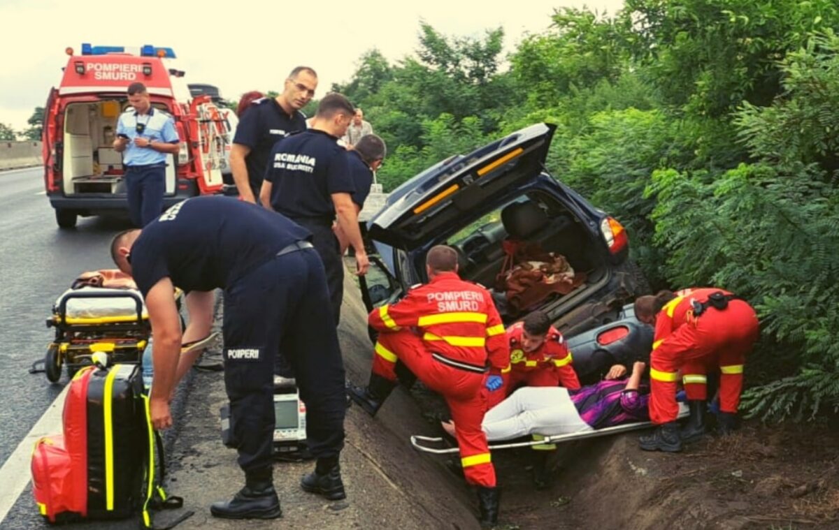 foto: femeia rănită în accidentul de miercuri de la veștem, salvată de o echipă de pompieri care mergea spre italia