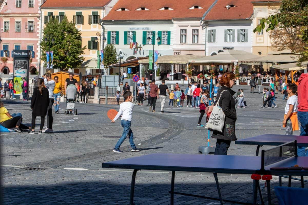 FOTO Primăria Sibiu încurajează mersul pe jos sau pe bicicletă: Accesul cu mașina în centrul istoric va fi interzis