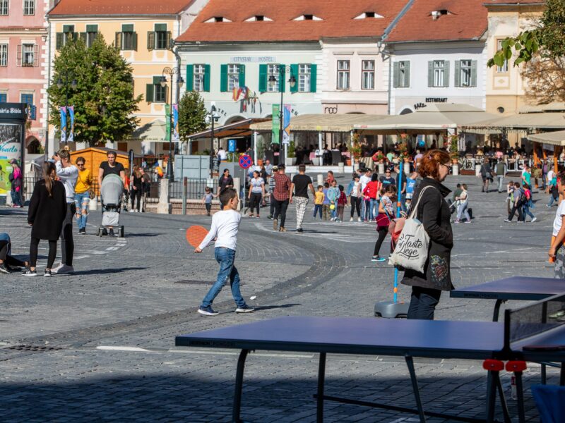 foto primăria sibiu încurajează mersul pe jos sau pe bicicletă: accesul cu mașina în centrul istoric va fi interzis