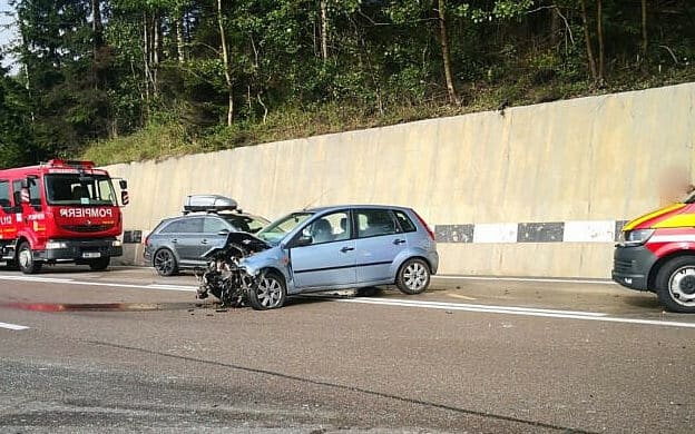 FOTO Pompierii din Sibiu au ajutat la un grav accident în Suceava - Opt persoane rănite