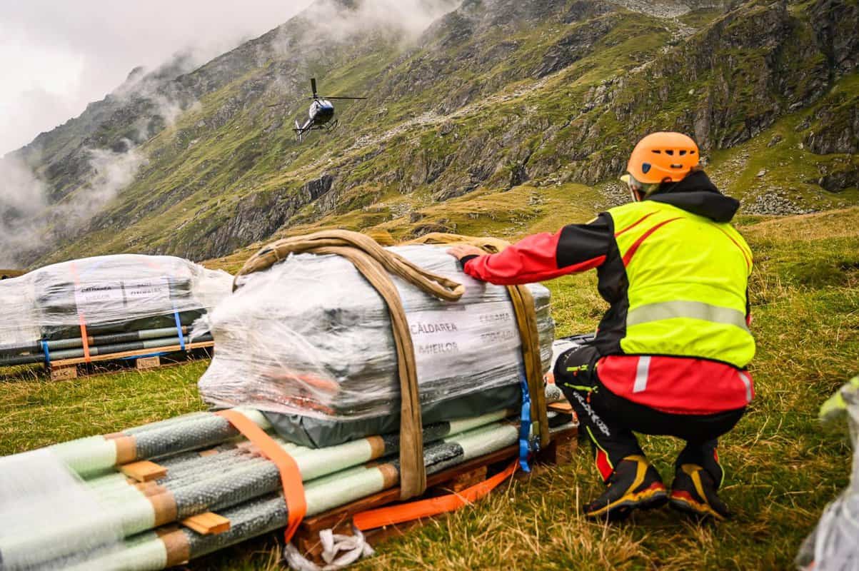 FOTO Un elicopter a transportat 6 tone de materiale destinate semnalizării traseelor din Munții Făgăraș