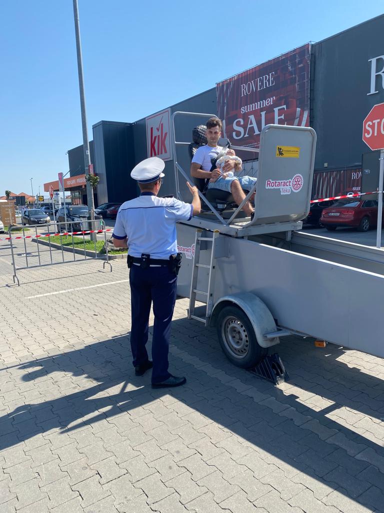 FOTO Simulator de accidente în parcarea Shopping City Sibiu - ”Siguranța auto a copilului tău nu este opțională”