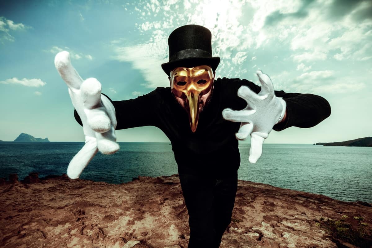 premieră în românia la ceremonia de deschidere de la untold - claptone, artistul legendar cu mască, prezintă un show unic