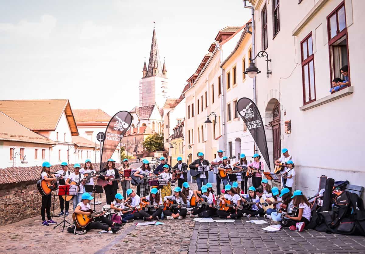 FOTO Primăria Sibiu încurajează mersul pe jos sau pe bicicletă: Accesul cu mașina în centrul istoric va fi interzis