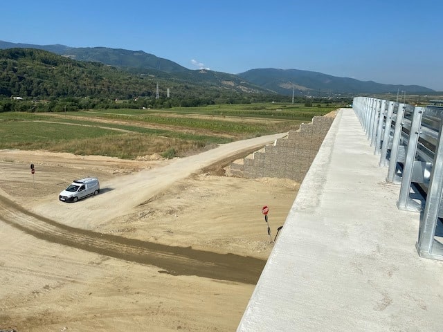 foto prefectul sibiului, mircea crețu în vizită pe șantierul autostrăzii sibiu - pitești: ”un beneficiu atât pentru traficul rutier cât și pentru localnici”