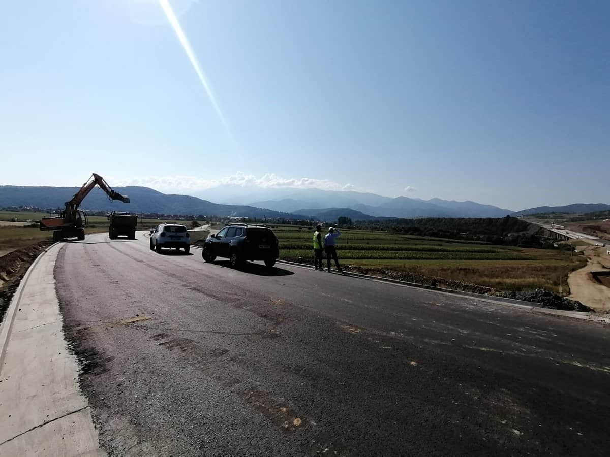 foto prefectul sibiului, mircea crețu în vizită pe șantierul autostrăzii sibiu - pitești: ”un beneficiu atât pentru traficul rutier cât și pentru localnici”