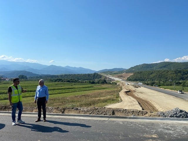 foto prefectul sibiului, mircea crețu în vizită pe șantierul autostrăzii sibiu - pitești: ”un beneficiu atât pentru traficul rutier cât și pentru localnici”