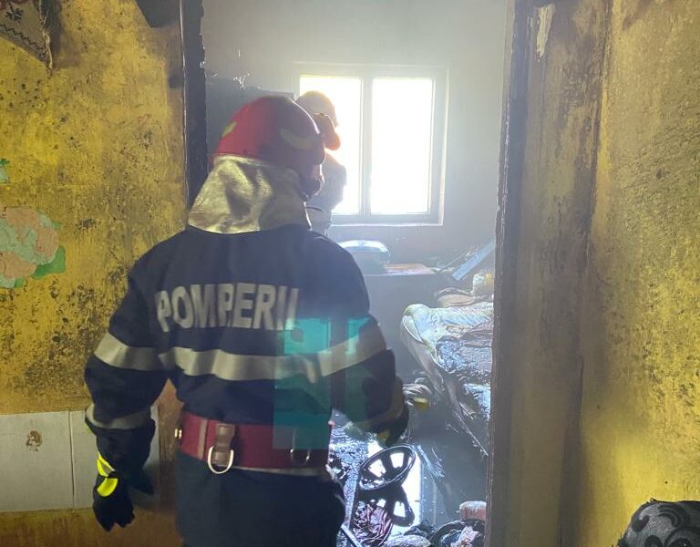 FOTO Incendiu la Retiș - A ars un apartament - Opt copii au fost evacuați