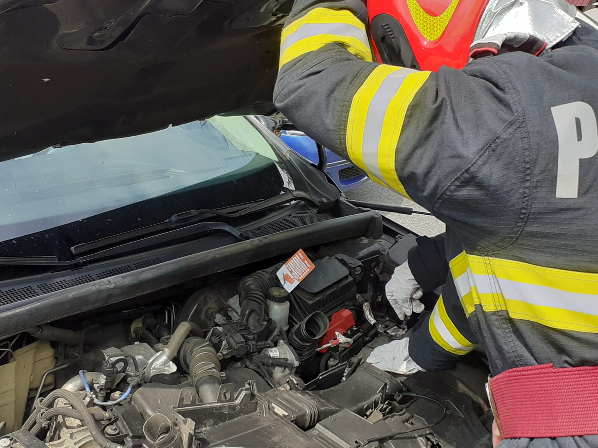 FOTO: Accident cu două mașini pe Valea Oltului la Brezoi - Persoană rănită, dusă la spital