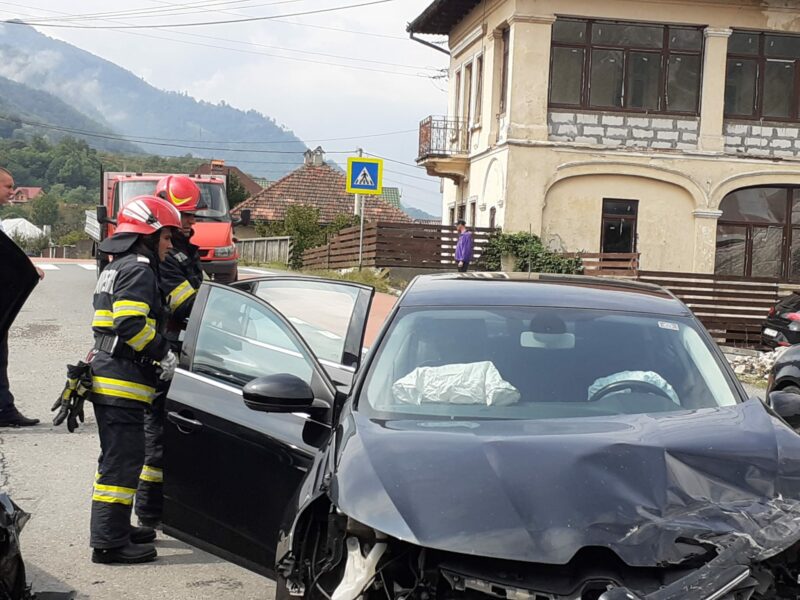 FOTO: Accident cu două mașini pe Valea Oltului la Brezoi - Persoană rănită, dusă la spital