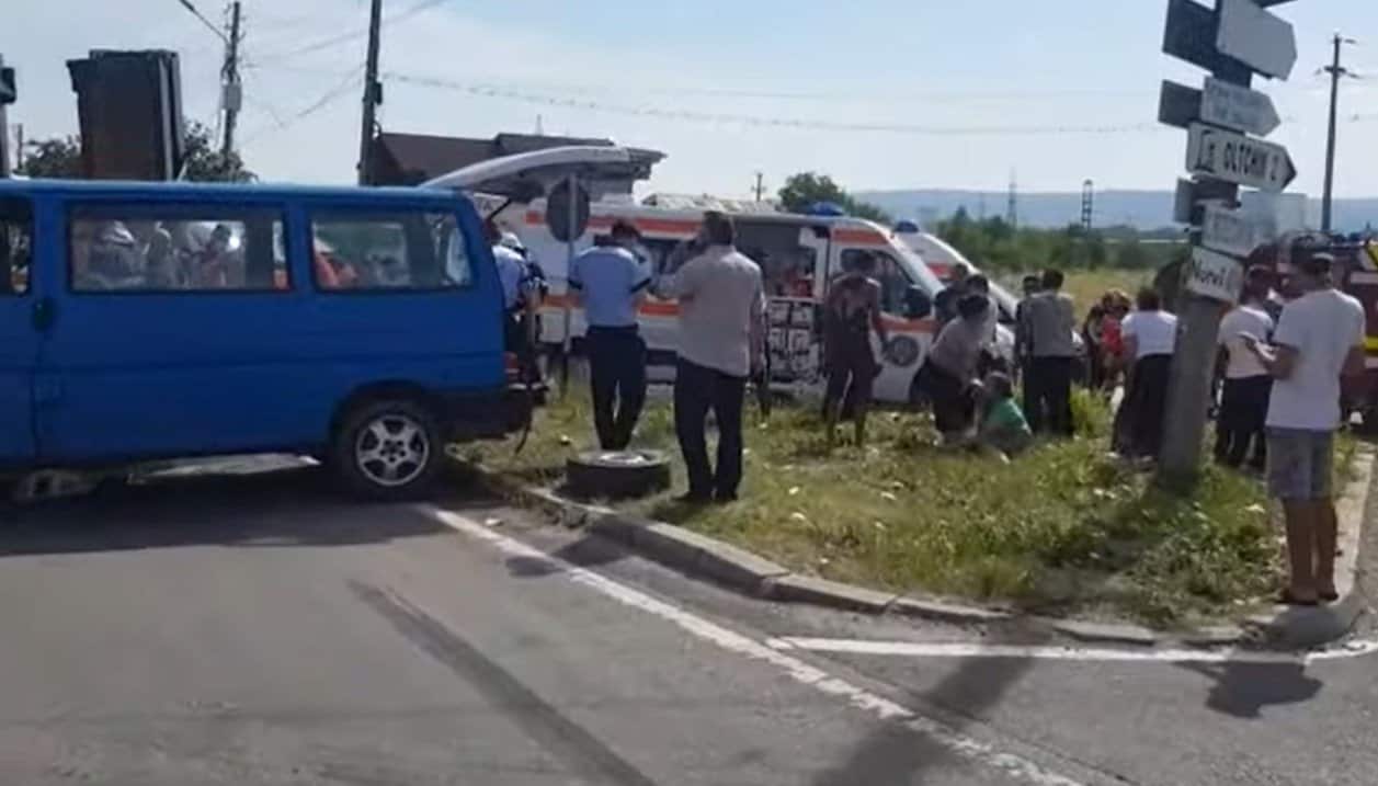 video foto un tir și o autoutilitară s-au ciocnit pe dn 67 la vâlcea - cinci persoane sunt rănite