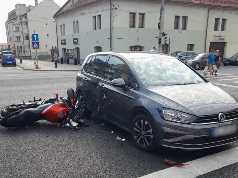 motociclist rănit după ce a fost lovit de o mașină la intersecția dintre străzile constituției și 9 mai