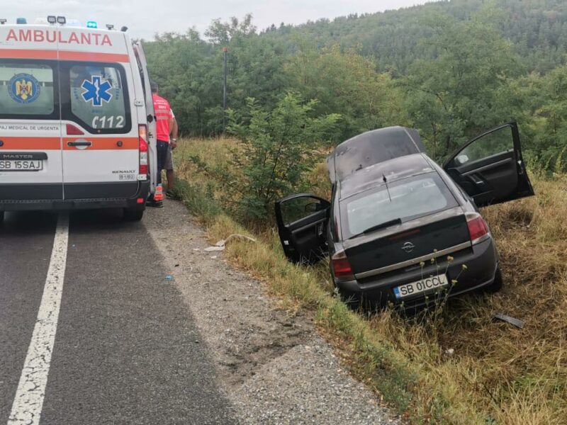 accident la ieșire din slimnic - mașina a ajuns în șanț