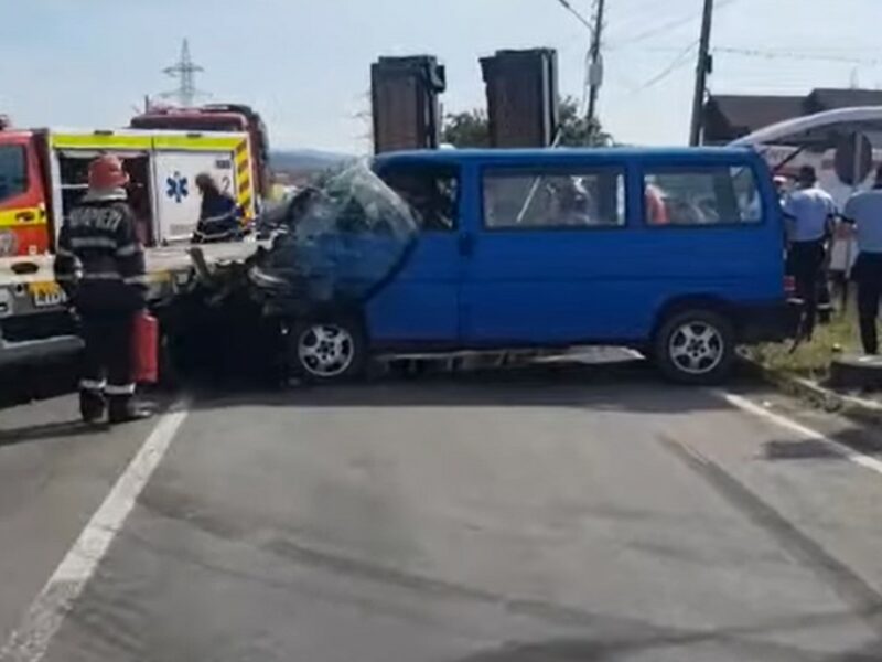 video foto un tir și o autoutilitară s-au ciocnit pe dn 67 la vâlcea - cinci persoane sunt rănite