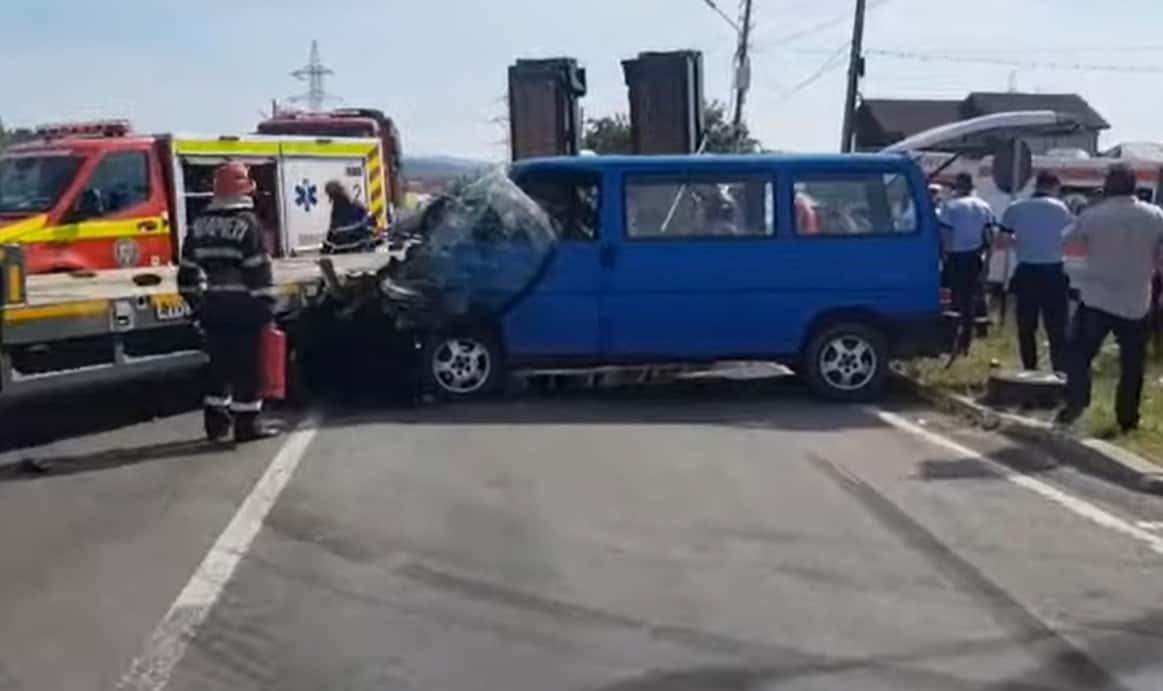 video foto un tir și o autoutilitară s-au ciocnit pe dn 67 la vâlcea - cinci persoane sunt rănite