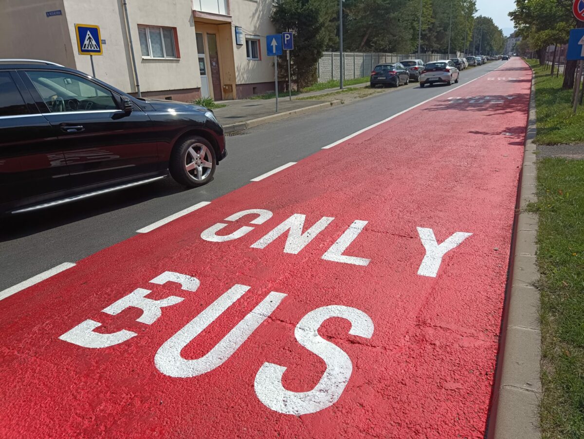 FOTO VIDEO Nou la Sibiu - Bandă specială pentru autobuze în locul locurilor de parcare pe Calea Cisnădiei - Amenzi pentru cei care nu respectă marcajul