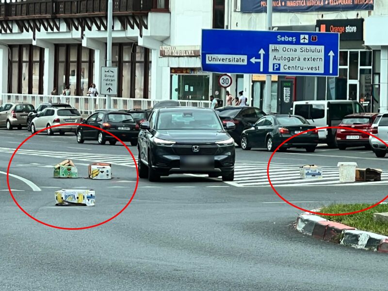 obstacole pe stradă la sibiu – cutii și o găleată, împrăștiate pe șosea