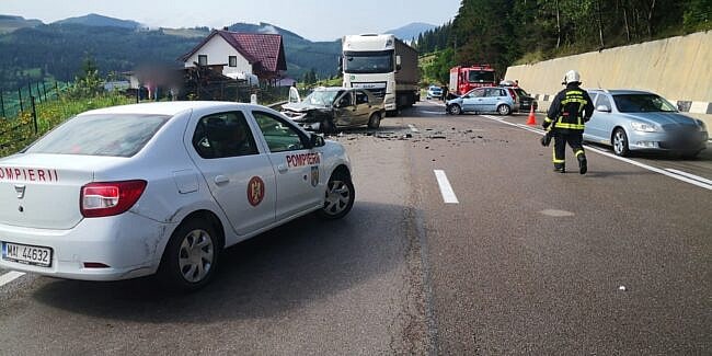 FOTO Pompierii din Sibiu au ajutat la un grav accident în Suceava - Opt persoane rănite