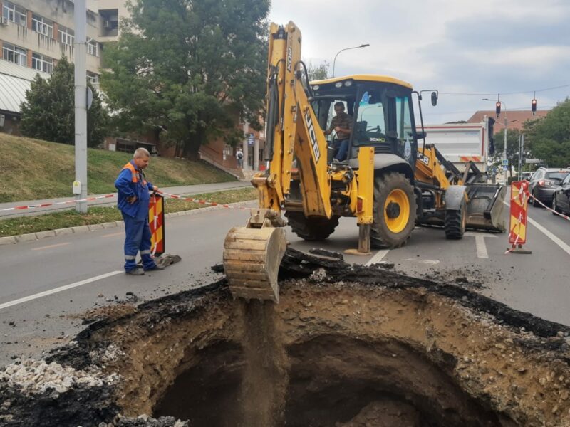 FOTO VIDEO Groapă de șase metri pe „Coposu” - „Noi bănuim că ar fi o problemă la un canal”