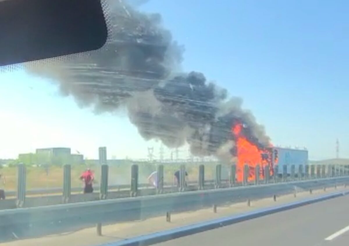 VIDEO: Incendiu pe autostradă la Sibiu - A luat foc cabina unui TIR