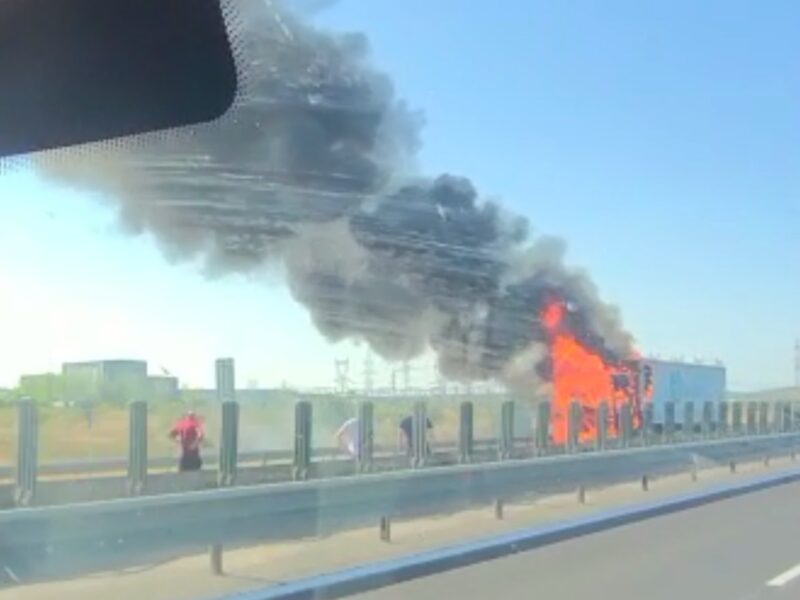 VIDEO: Incendiu pe autostradă la Sibiu - A luat foc cabina unui TIR