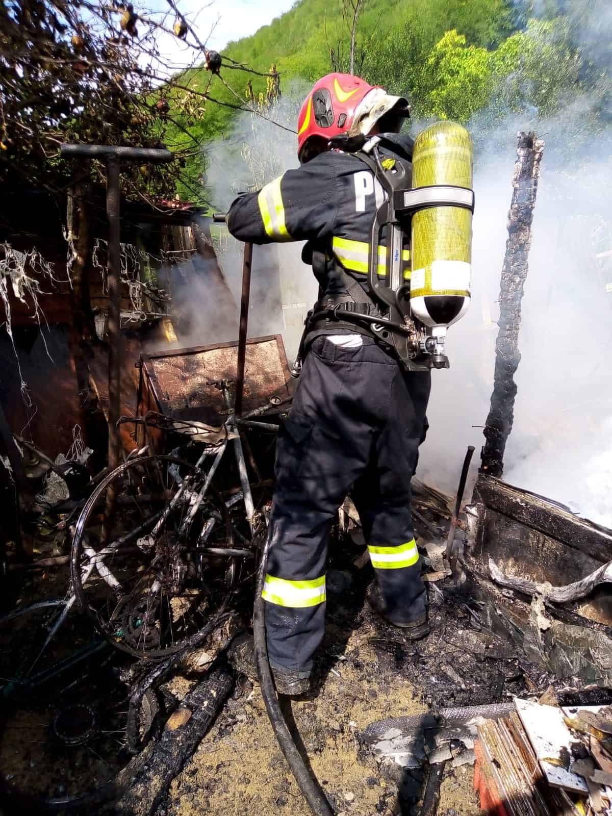 incendiu într-o gospodărie din copșa mică - focul a pornit de la o afumătoare improvizată