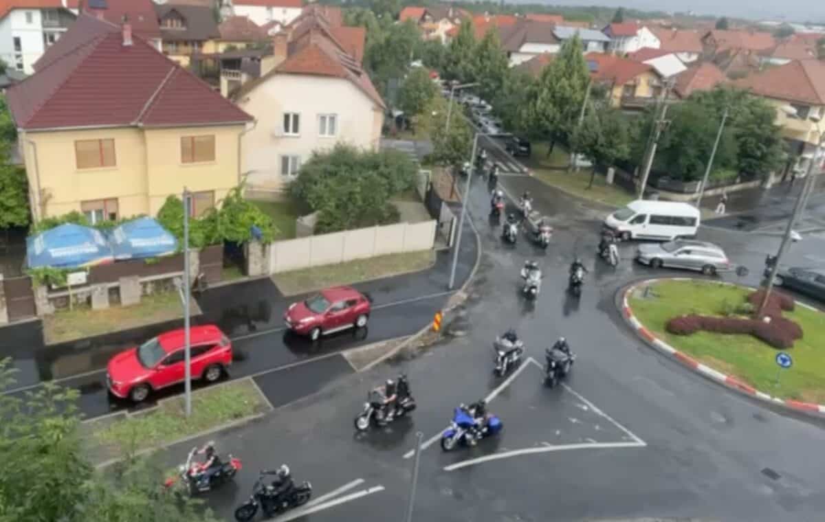 VIDEO: Imagini emoționante de la înmormântarea sibianului decedat în Grecia - Motocicliști din toată țara îl conduc pe ultimul drum