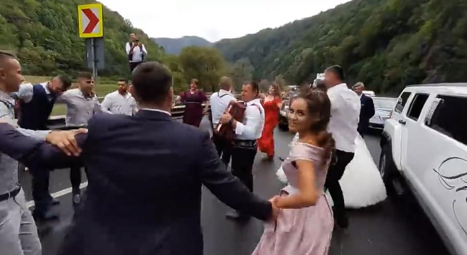 VIDEO Nuntași blocați în trafic pe Valea Oltului - Au “încins” o horă printre mașini