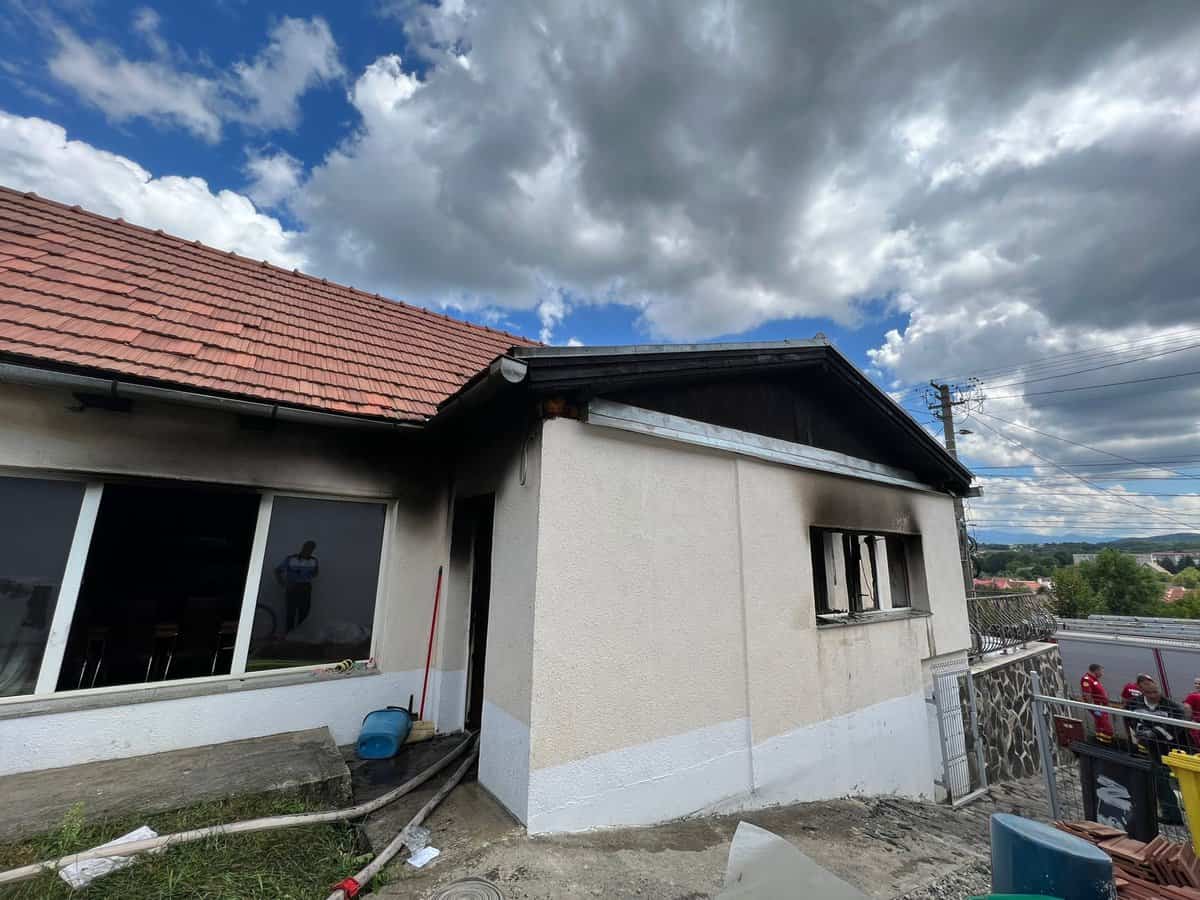 bărbat surprins într-un incendiu în propria casă la cisnădie - a fost dus inconștient la spital