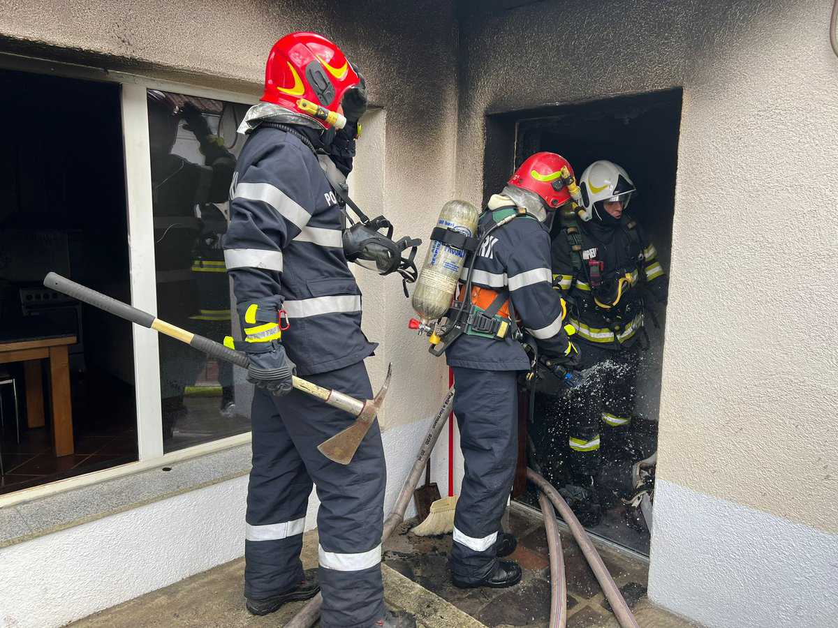 bărbat surprins într-un incendiu în propria casă la cisnădie - a fost dus inconștient la spital