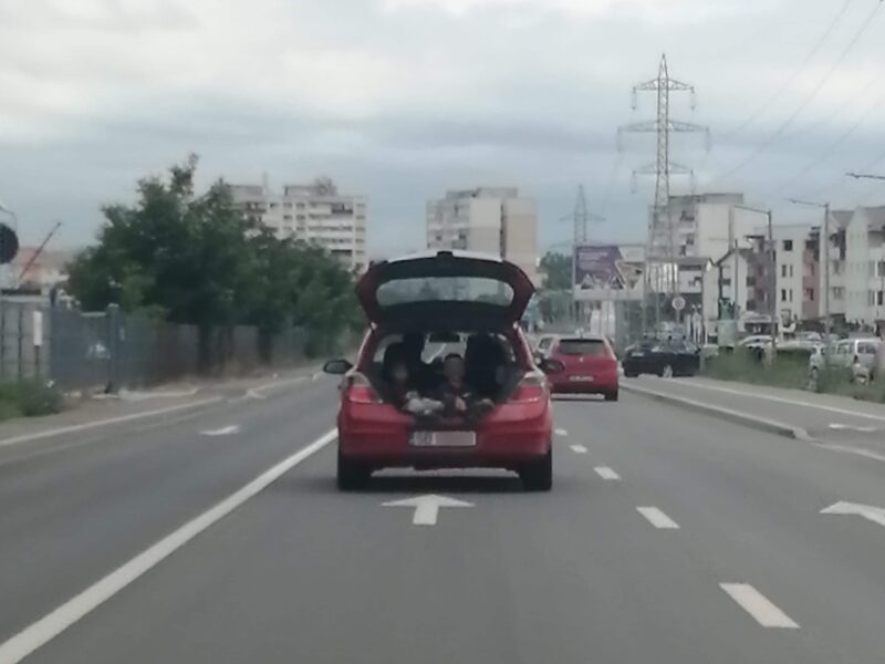 FOTO: Copii transportați în portbagajul unei mașini pe Calea Cisnădiei - „Șoferul mergea cu viteză”