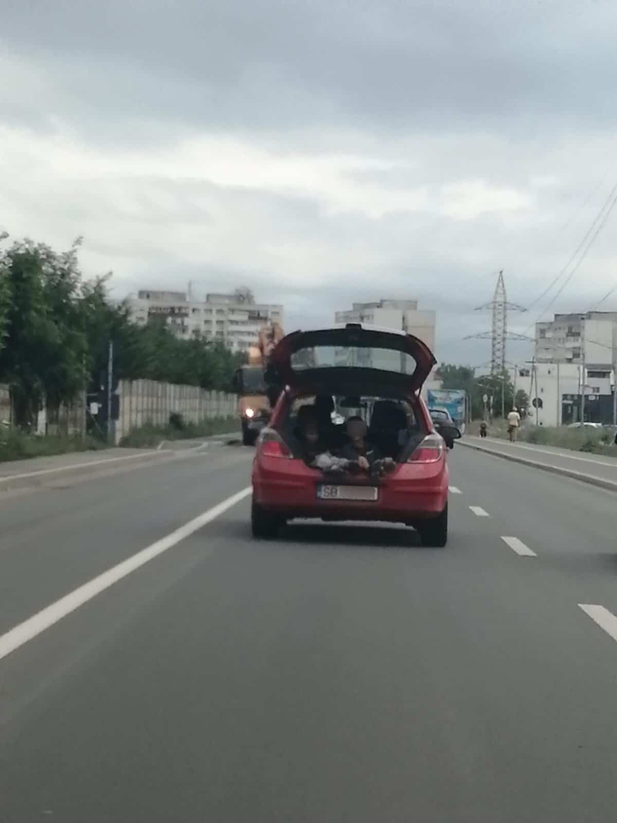 foto: copii transportați în portbagajul unei mașini pe calea cisnădiei - „șoferul mergea cu viteză”