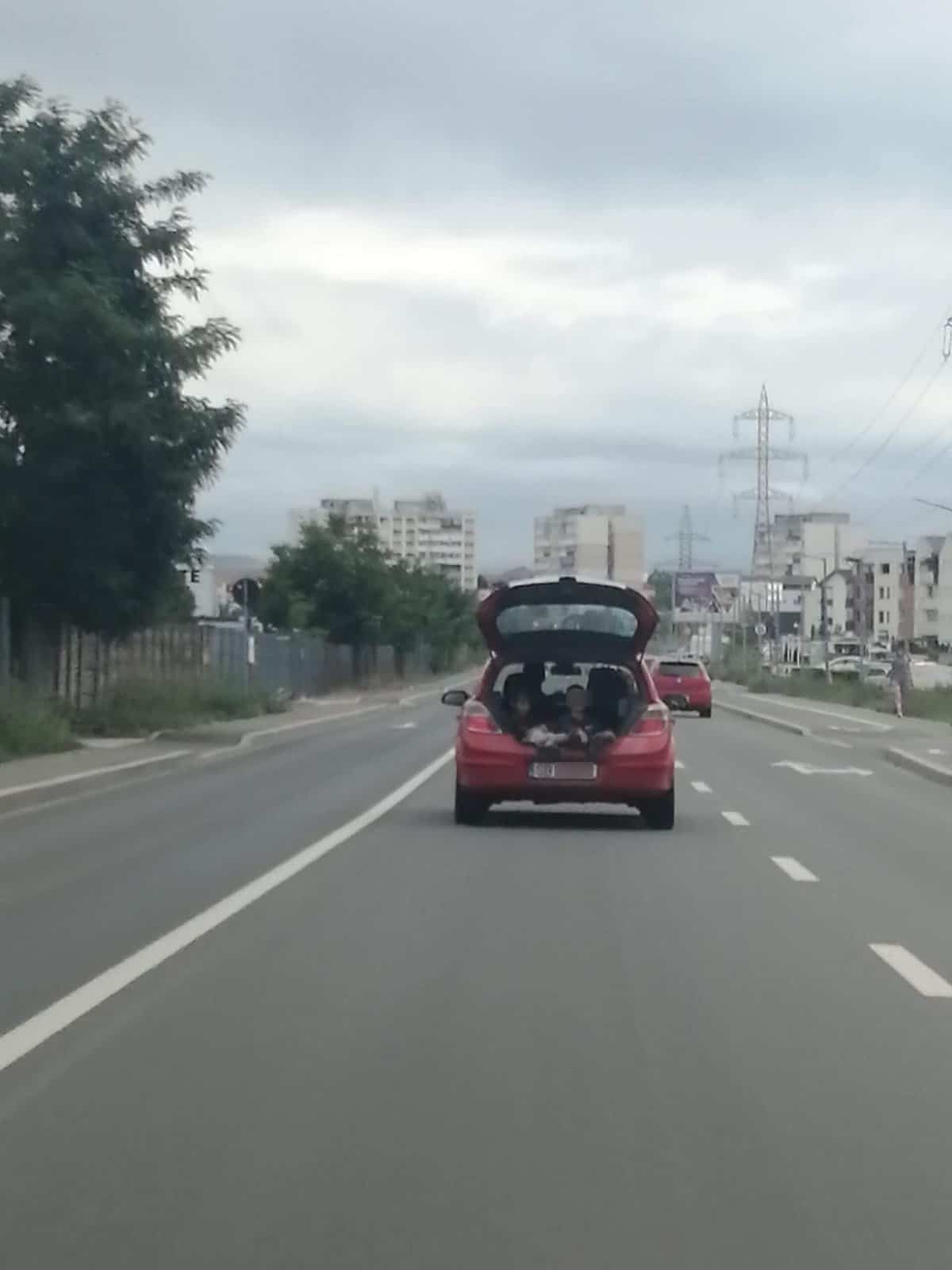 foto: copii transportați în portbagajul unei mașini pe calea cisnădiei - „șoferul mergea cu viteză”