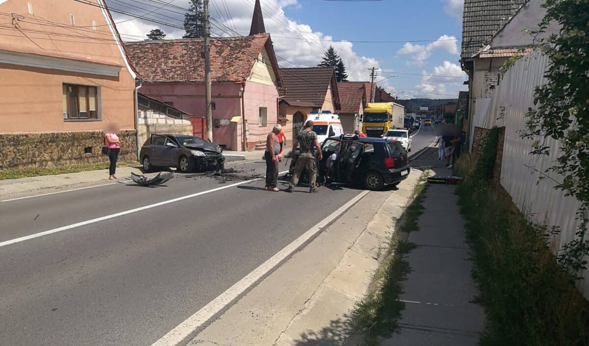 foto: coliziune frontală între două mașini la șura mare - șofer de 70 de ani, dus la spital