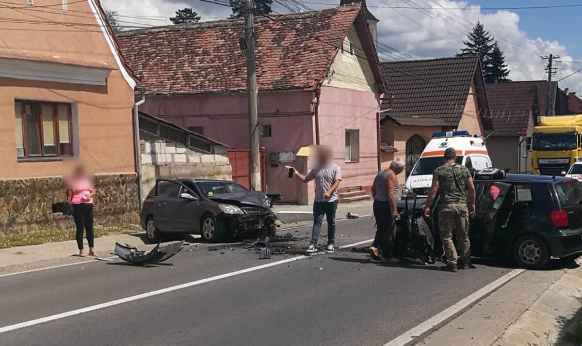 foto: coliziune frontală între două mașini la șura mare - șofer de 70 de ani, dus la spital