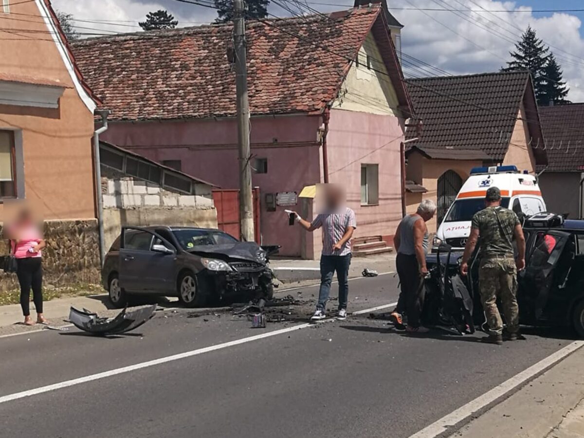 foto: coliziune frontală între două mașini la șura mare - șofer de 70 de ani, dus la spital