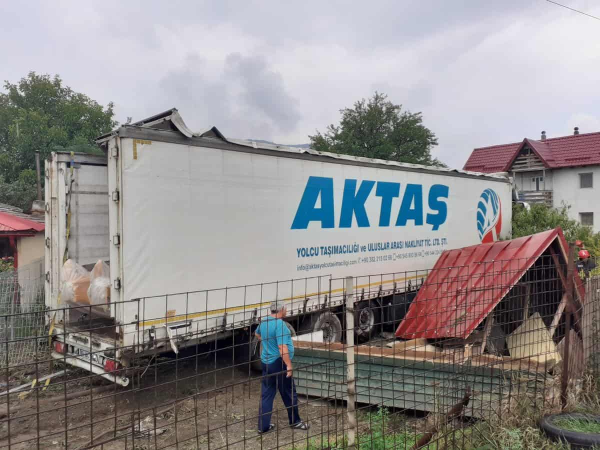 accident la călimănești - un tir a ieșit de pe șosea și a intrat într-o gospodărie