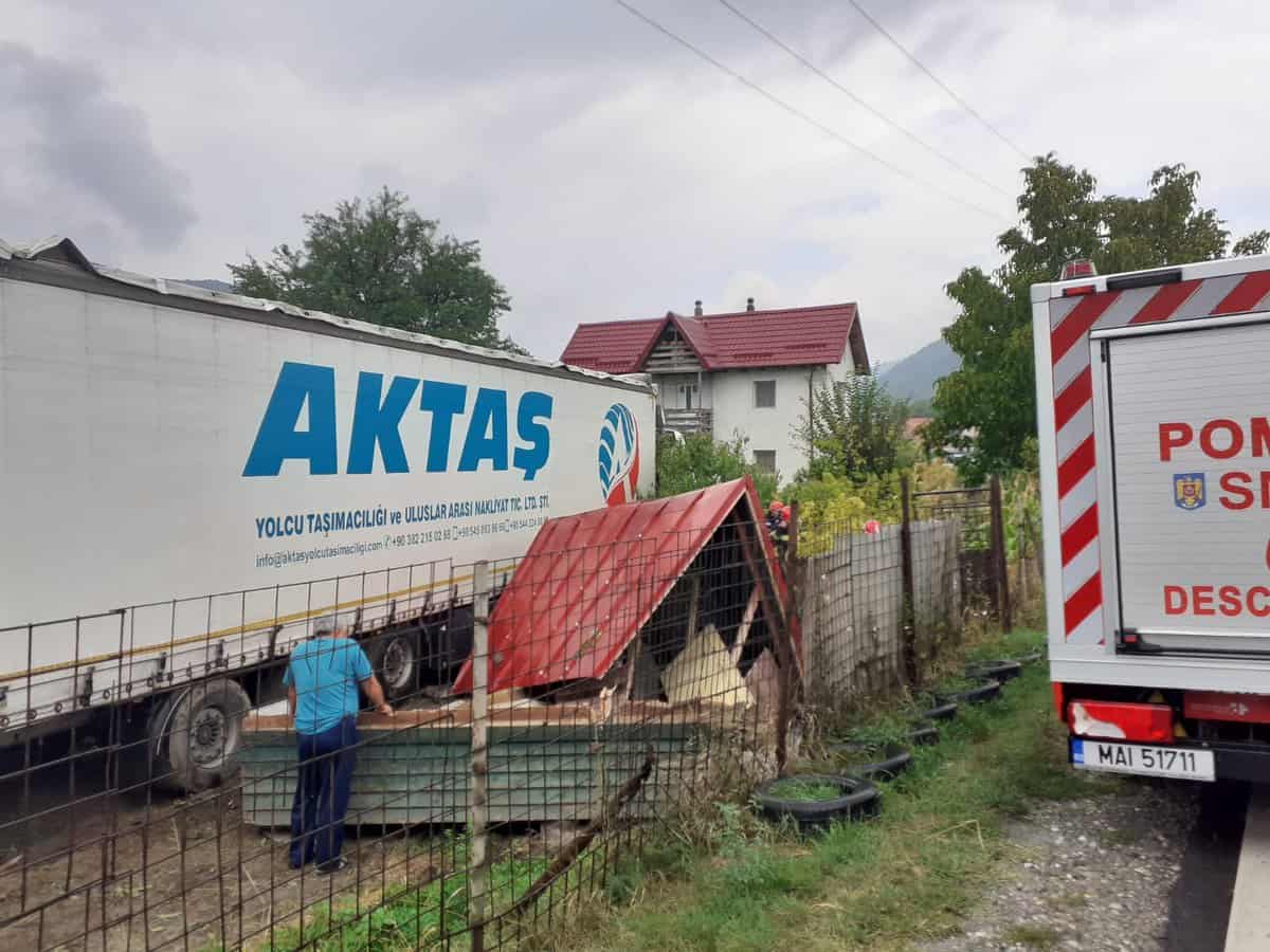 accident la călimănești - un tir a ieșit de pe șosea și a intrat într-o gospodărie