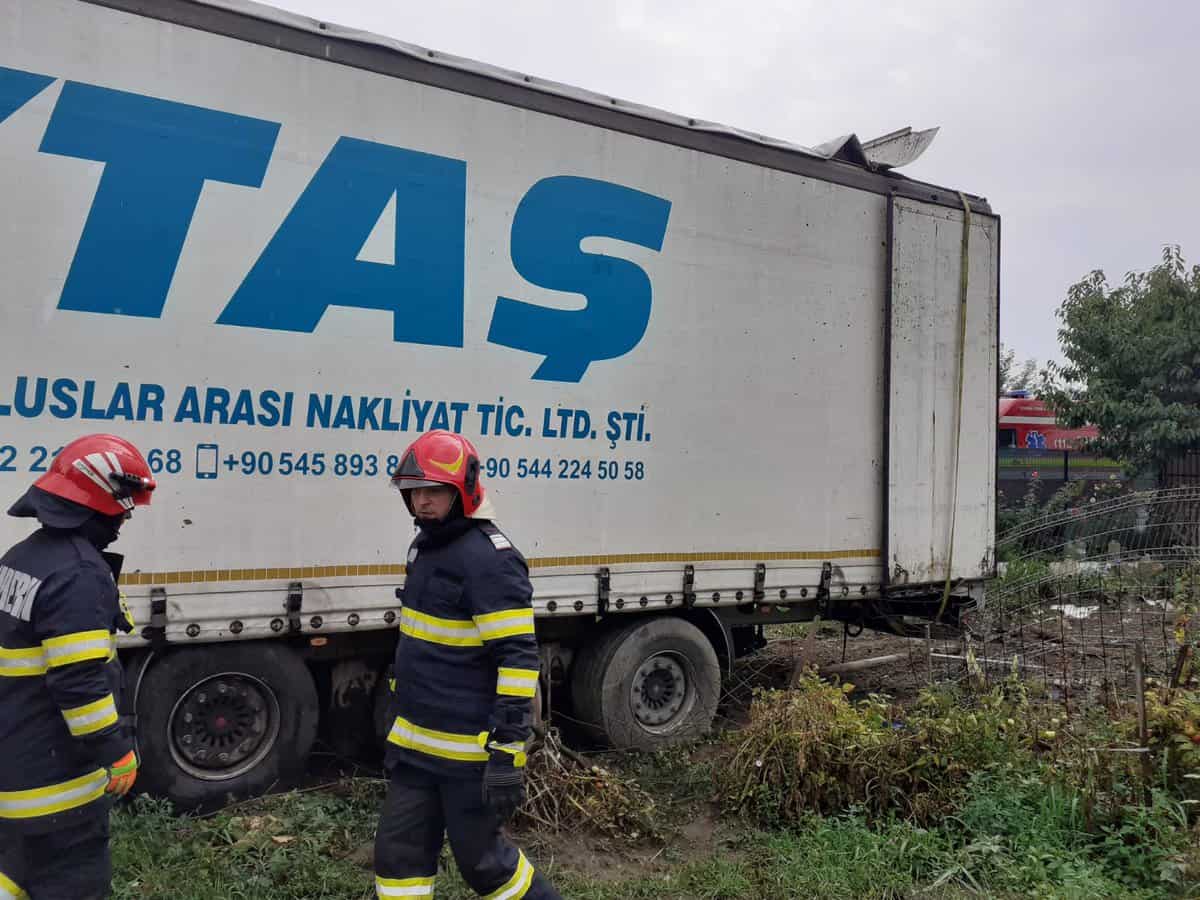 accident la călimănești - un tir a ieșit de pe șosea și a intrat într-o gospodărie