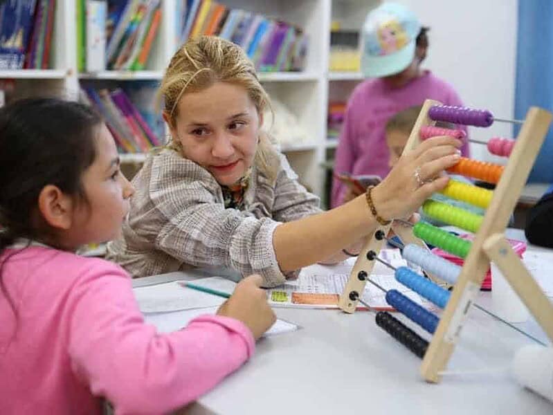 Asociația WeHelp Sibiu caută voluntari - Timp de trei luni, aceștia vor ajuta copii la teme
