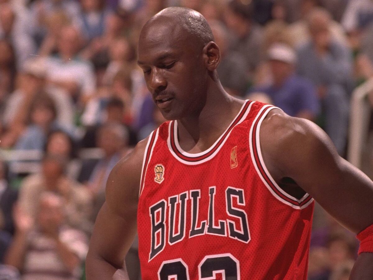 unul din tricourile lui michael jordan vândut cu peste 10 milioane de dolari