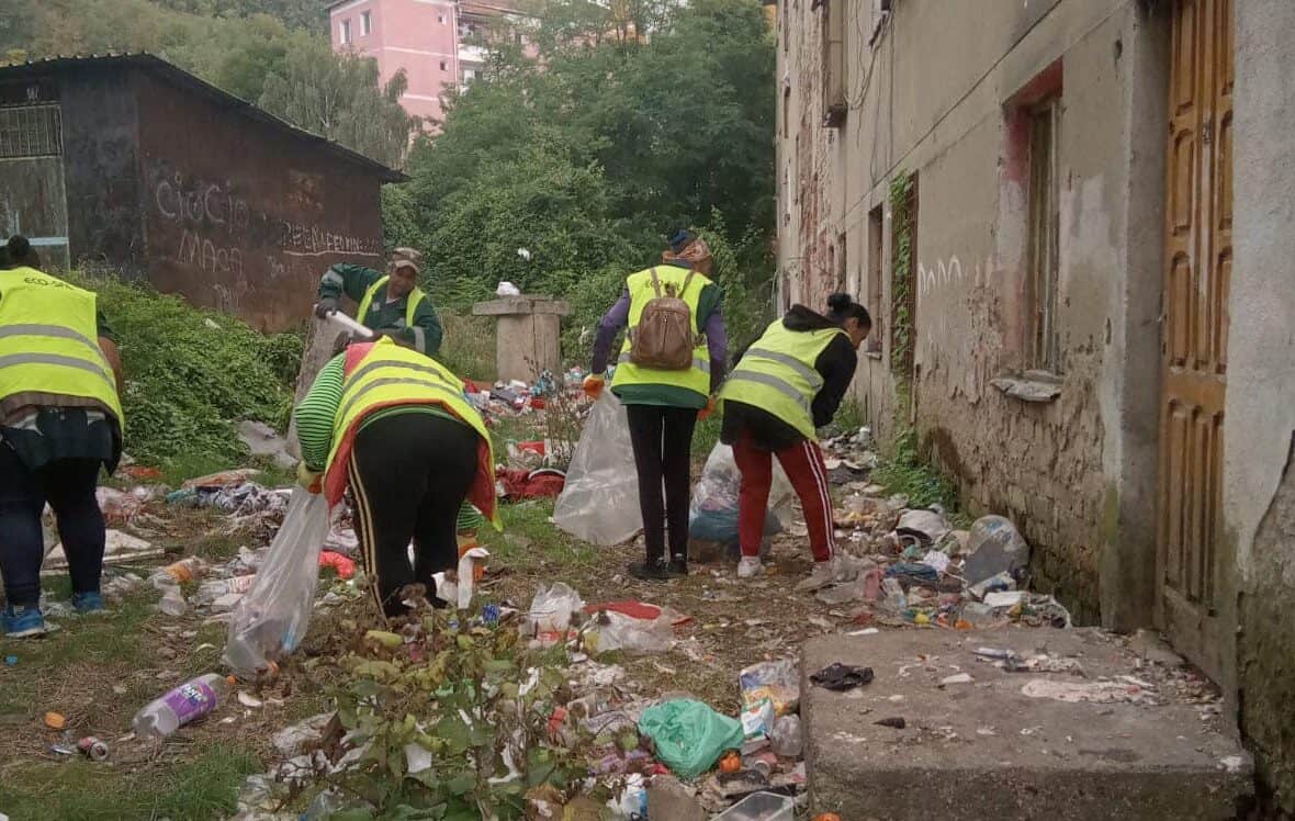 foto acțiune de curățenie pe strada tineretului din mediaș - gheorghe roman: ”blocurile trebuie demolate”