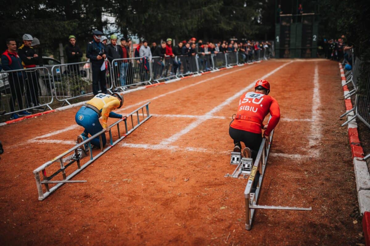 FOTO Cei mai buni pompieri din România se întrec la Sibiu