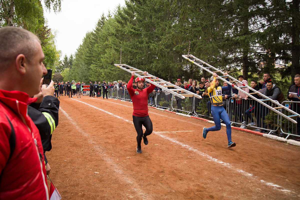 FOTO Cei mai buni pompieri din România se întrec la Sibiu