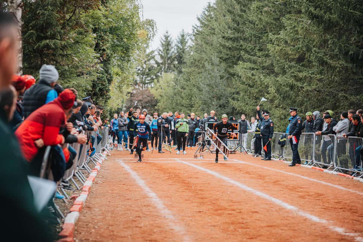 FOTO Cei mai buni pompieri din România se întrec la Sibiu