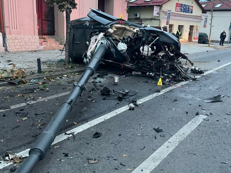 foto accident mortal în cluj – autoturismul s-a rupt în două