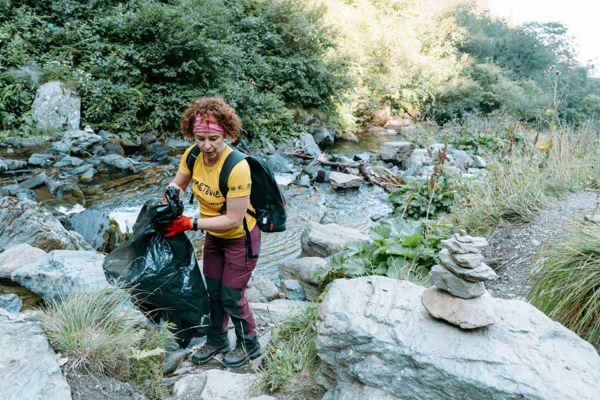 video foto ecologizarea potecilor din județul sibiu continuă cu a doua drumețenie în stațiunea păltiniș