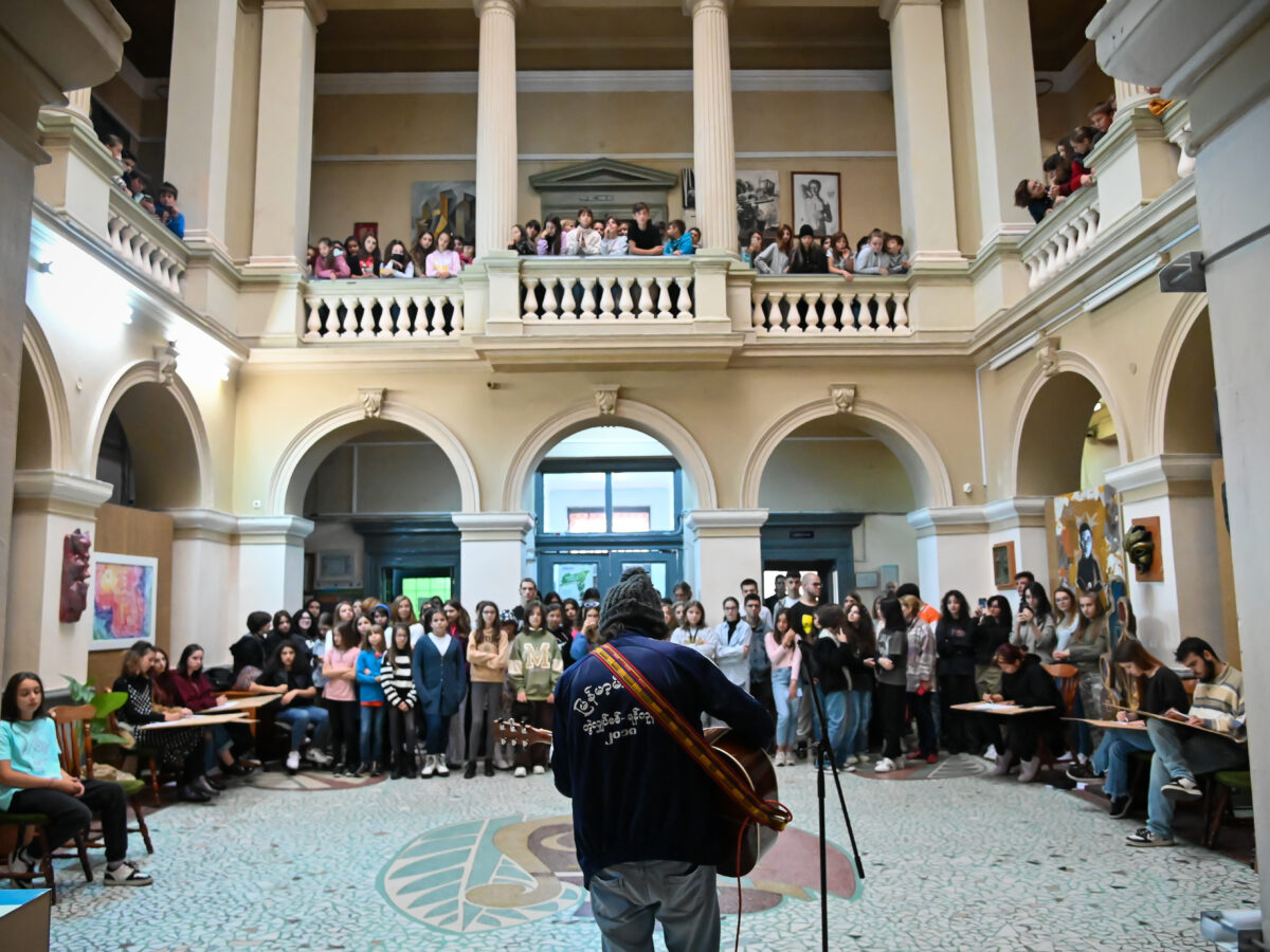 Poezia poetului Iustin Panța readusă la viață într-un show unic la Sibiu - Spectacolul ”Obiecte mișcate” îmbină arta teatrală cu poezia și muzica live