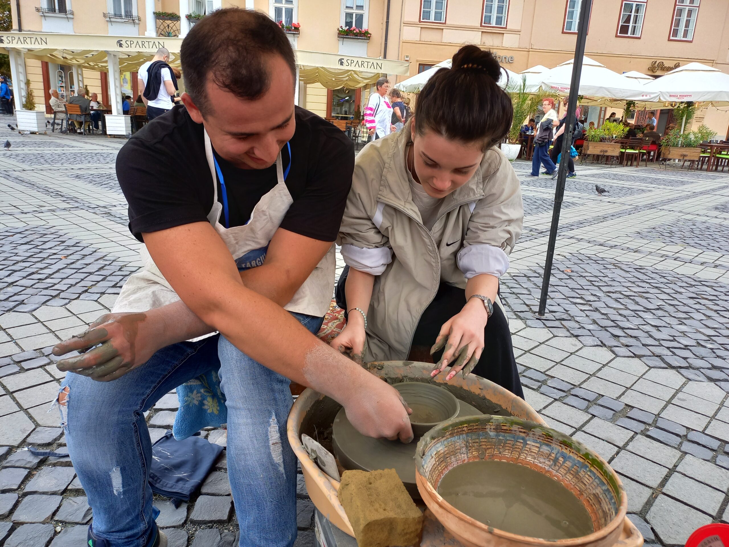 FOTO: Sibiu - Peste 120 de olari și familii, în Piața Mare. Mii de turiști prezenți la târg